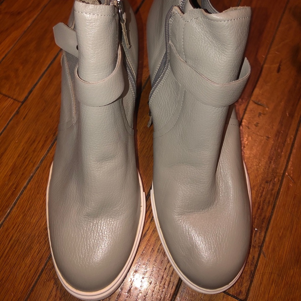 Linea Paolo size 9, gray leather wedge bootie